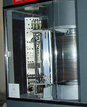 RAMAC, el primer disco duro de la historia, podía almacenar 5Mc (5 MegaCaracteres, aprox 5MBytes).